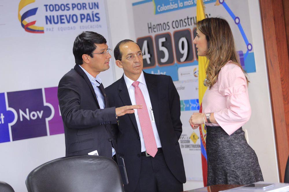 Dr. Camilo Romero Gobernador de Nariño, Dr. Carlos Solarte Portilla Rector Universidad de Nariño en diálogo con la Ministra de Educación Nacional Dra. Yaneth Giha Tovar.