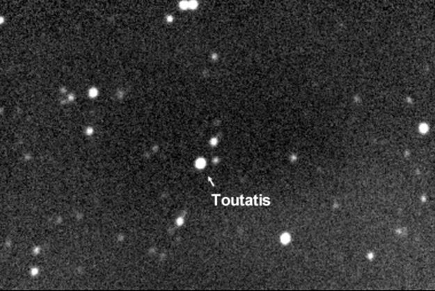 asteroide-toutatis-udenar-periodico